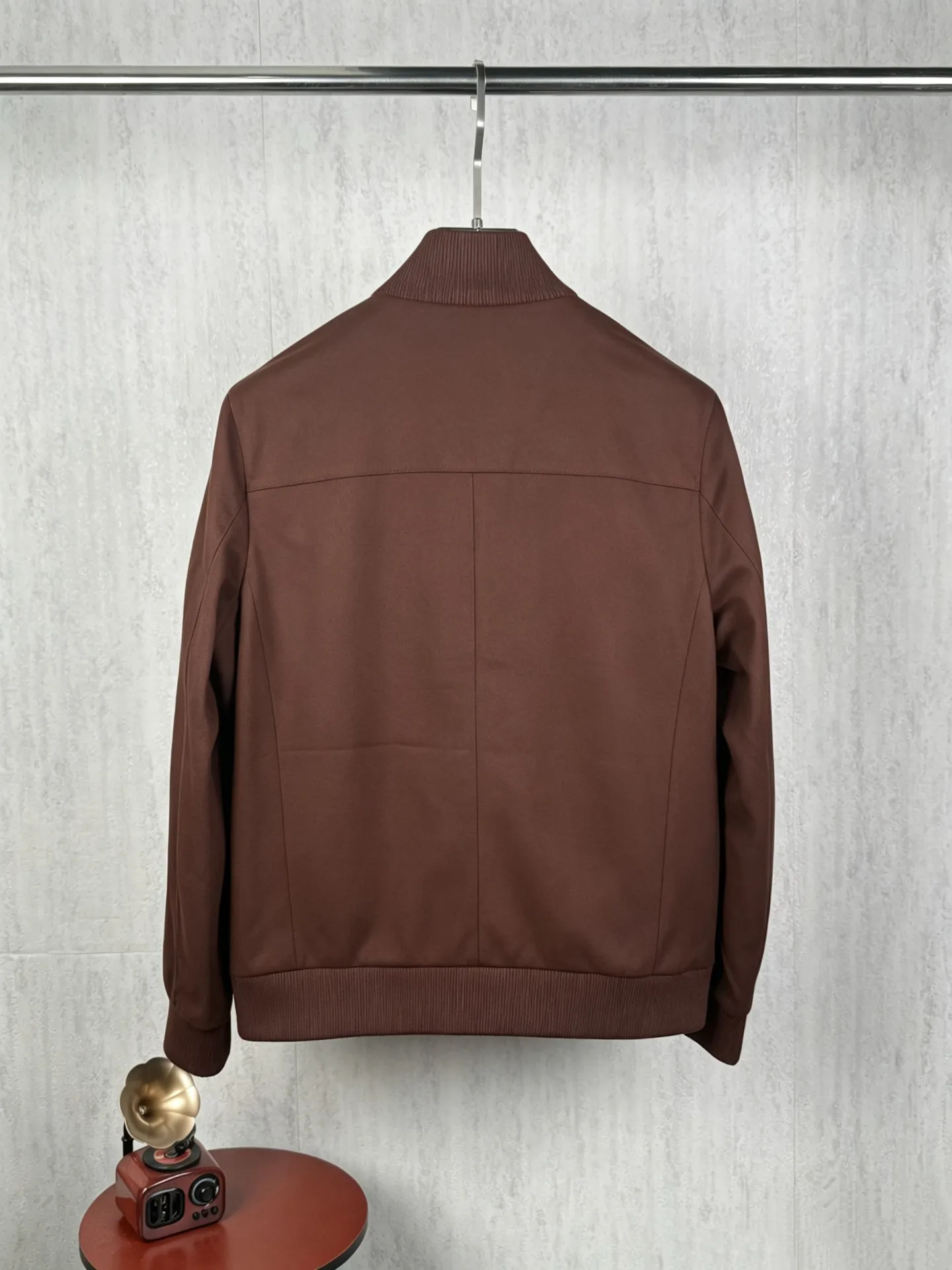 ! (Special version shipped next day) ❗️❗️❗️ LP LORO PIANA #6079 stand collar flocked work jacket The brand's exclusive ultra-fine velvety blended fabric is selected, with a fine suede matte matte texture. The fabric has been stain-resistant and pre-shrunk, and feels soft and not stiff. The high-density weave takes into account both stiff muscles and breathable properties. The dark and light color system has one coloring standard, no color difference or whitening defects. It is suitable for both spring and autumn single wear and winter inner wear, taking into account the casual and relaxed feeling and light luxury texture‼ ️ Customized metal double-headed zipper on the placket, with double-layer overlocking of the same fabric as the zipper, which can be opened and closed repeatedly without blocking the fabric; double-flap patch pockets on the chest, with built-in embossed LP shield-shaped wheat ears logo embossed on the bag flap, and the three-dimensional embossing is evenly deep and does not collapse; the cuffs are engraved with bright Lp Silver round metal buckle, buttonholes are reinforced with double-layer overlocking, and the brand's handwritten logo is finely embroidered on the hem of the cuffs. The lines are delicate and not off-line. The hidden pockets on both sides are fully closed, and the bag mouth is densely reinforced with no exposed hard seams to rub against the skin. ◽The entire body is precision overlocked and stitched throughout the entire body🔍 The shoulder seams, side seams, armholes, hems, and bag flap edges are all reinforced with double-strand stitching Lapel suede-feel work jacket, ultra-fine suede blended fabric + bag flap embossed embossing + cuff precision embroidery triple process makes the production more difficult. The cutting loss of suede fabric is much higher than that of ordinary woven fabrics. Six-color batch color control quality inspection, double routing inside and outside, and multiple inspections of hardware embroidery , if the imprint is blurred, the embroidery is skipped or the cut pieces are misplaced, the whole piece is scrapped. It is an intuitive reflection of the hard-core quality of Italian light luxury commuter jackets. Men who prefer soft matte textures and low-key simple outfits can distinguish the huge gap between ordinary work jackets at a glance. Color: Wine Red, Apricot Black Gray Size: 48 50 52 54 56